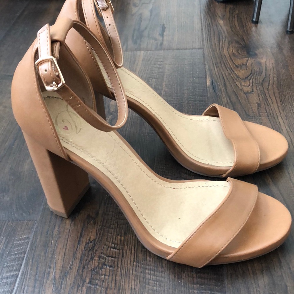 ⚠️ SALE ⚠️  Tan heels